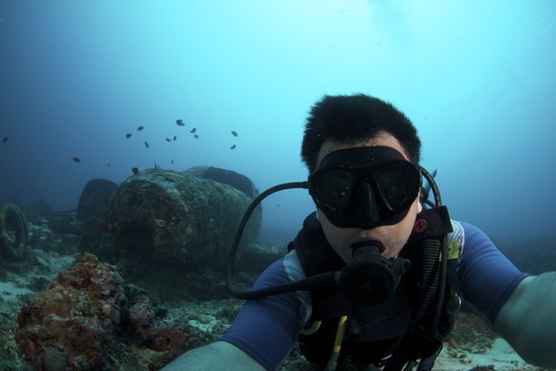 jayvee fernandez diving selfie